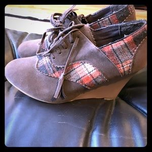 Ankle-length wedge booties plaid detail & tassels